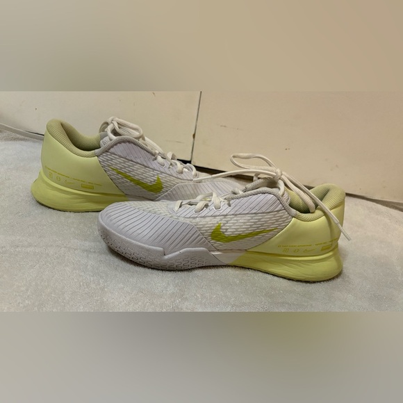 NikeCourt Air Zoom Vapor Pro 2 Women's Hard Court Tennis Shoes White/Yellow 7 - Picture 2 of 7